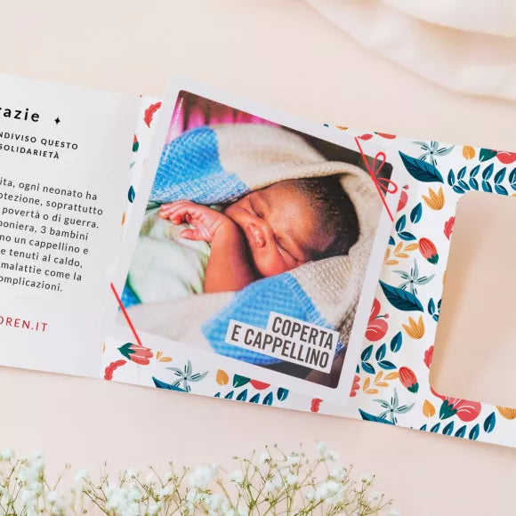 Cartolina Bomboniera solidale con copertina e cappellino per neonato, con messaggio personalizzabile.