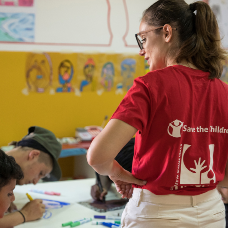Educatrice che segue una classe