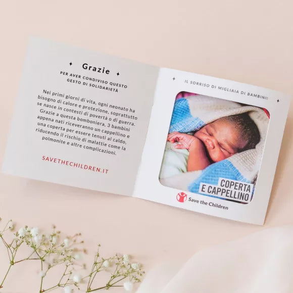 Cartolina Bomboniera solidale con copertina e cappellino per neonato, con messaggio personalizzabile.